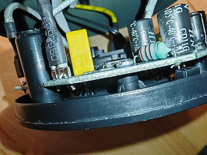 Nahaufnahme einer Leiterplatte mit Elektrolytkondensatoren und Widerstand