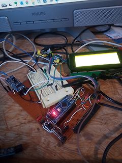 Mikrocontroller-Aufbau mit Display und Breadboard