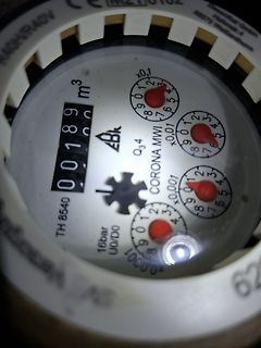 Wasserzähler mit Ziffernblatt und Rollenzähler