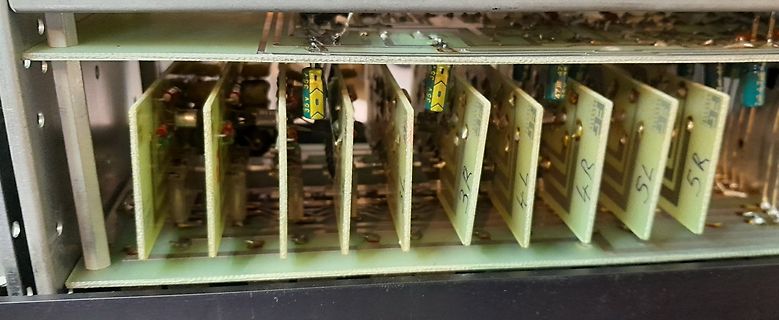 Mehrere vertikal eingesteckte Leiterplatten in einem Gehäuse
