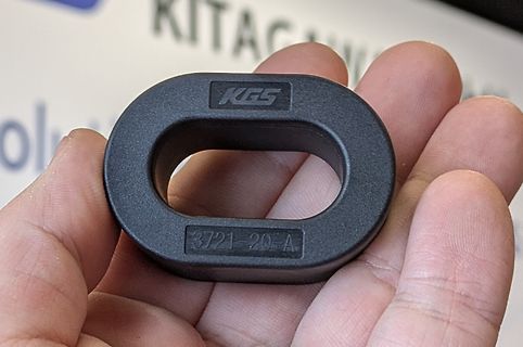 Schwarzes Kunststoffbauteil mit Prägung
