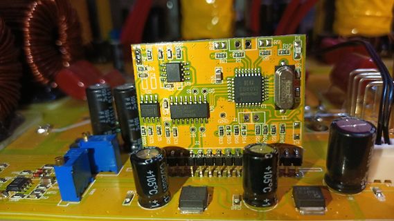 Nahaufnahme einer bestückten Leiterplatte mit elektronischen Bauteilen