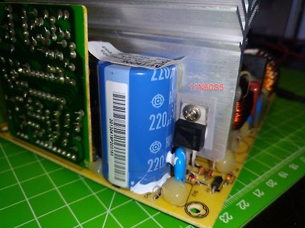 Bauteile auf einer Leiterplatte mit Elektrolytkondensator und MOSFET