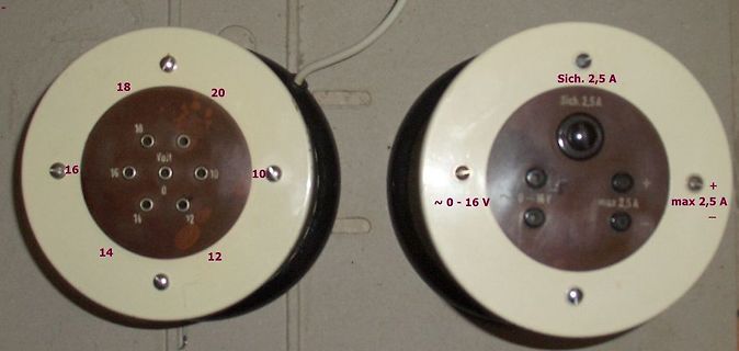 Rückansicht zweier runder elektronischer Bauteile mit Beschriftung