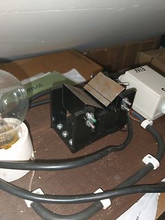 Schraubzwinge und elektrische Kabel auf Tisch