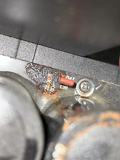 Detailaufnahme einer Platine mit Bauteilen und Schraube