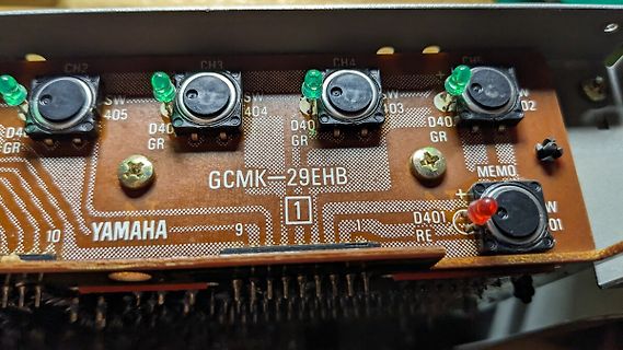 Leiterplatte eines Yamaha-Geräts mit Tasten und LEDs