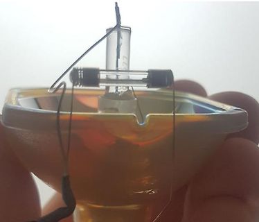 Aufbau mit Glasröhre und Schale