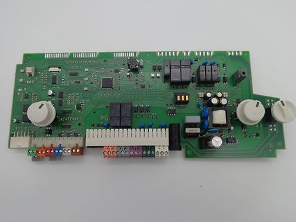 Grüne Leiterplatte mit elektronischen Bauteilen