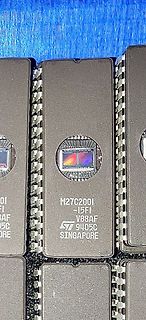 Nahaufnahme eines M27C2001 EPROM Chips