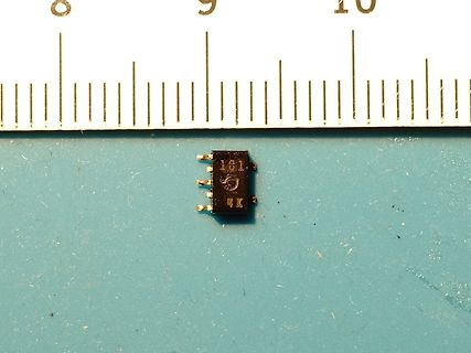 Elektronikbauteil mit Lineal