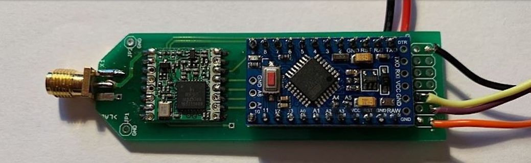 Aufbau mit Mikrocontroller und Funkmodul auf Leiterplatte