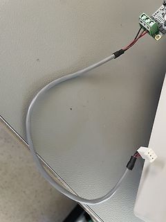 Graues Kabel mit Steckverbindern und grüner Klemmenleiste