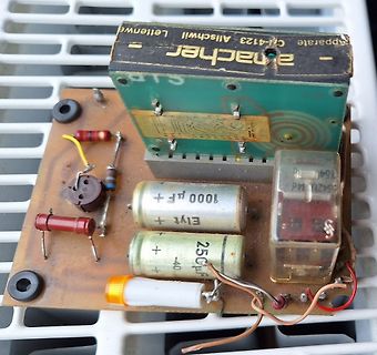 Leiterplatte mit Elektrolytkondensatoren und Bauteilen