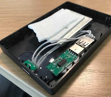 Geöffnetes Elektronikgehäuse mit Leiterplatte und USB-Stecker