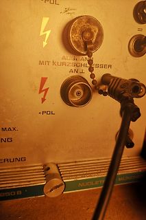 Nahaufnahme der Anschlüsse eines Netzteils