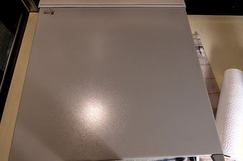Oberseite eines grauen Gehäuses