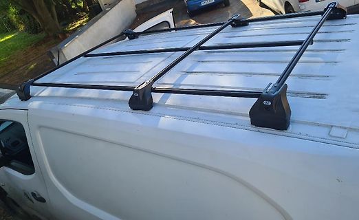 Dachgepäckträger auf einem weißen Transporter