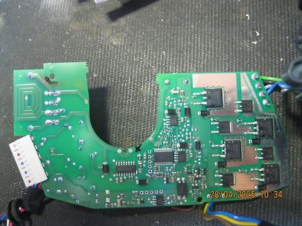 Foto einer Leiterplatte mit elektronischen Bauteilen