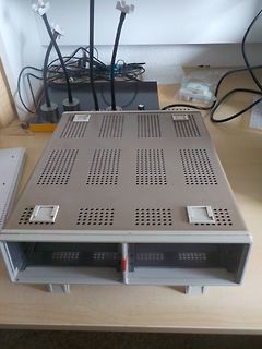 Gehäuse eines elektronischen Geräts mit Kabeln