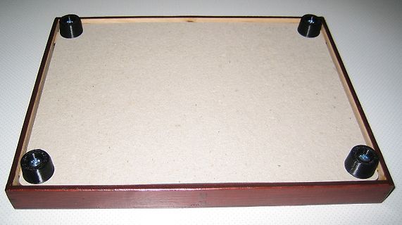 Unterseite einer Holzbox mit Rollen