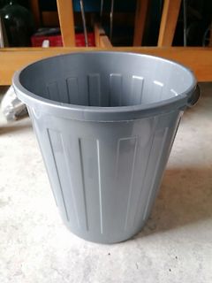 Grauer Kunststoffeimer