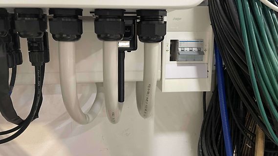Elektroinstallation mit Hager Sicherungskasten und Kabeln