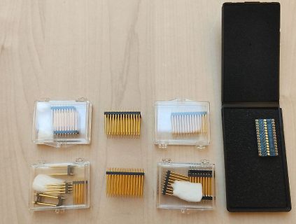 IC-Sockel und Pin-Header auf Holzuntergrund