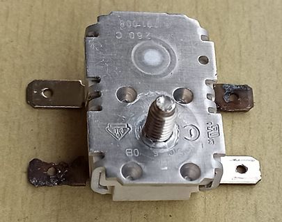 Elektronisches Bauteil, vermutlich ein Potentiometer oder Schalter