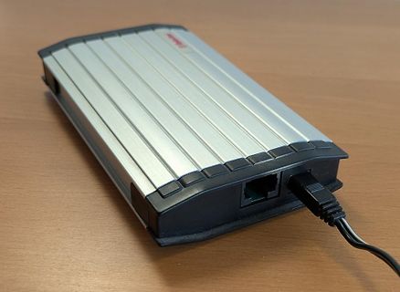 Externes Netzteil mit Anschlusskabel
