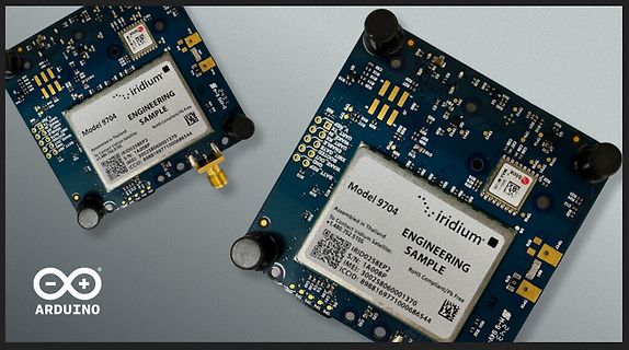 Zwei Iridium Model 974 Engineering Samples auf blauem PCB