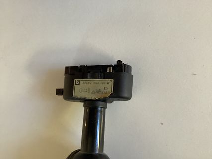 Elektrisches Bauteil mit Typenbezeichnung