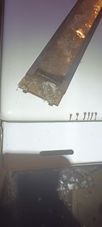 Metallschienen auf weißem Untergrund