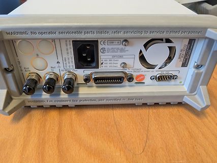 Rückseite eines elektronischen Messgeräts