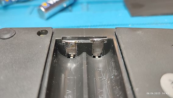 Batteriefach eines Geräts mit Korrosion