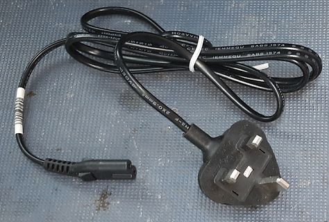 Netzkabel mit UK-Stecker und Kaltgerätestecker