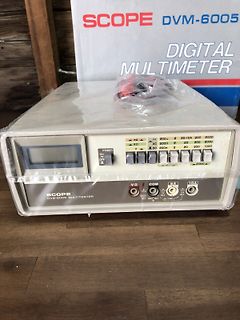 SCOPE DVM-6005 Digital Multimeter auf Holzuntergrund