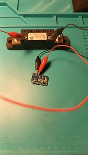 Elektrischer Aufbau mit Batterieanschluss und kleiner Platine