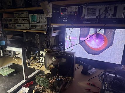 Werkstatt mit Oszilloskop und Elektronikkomponenten