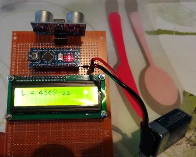 Prototyp-Aufbau mit Arduino, LCD-Display und Ultraschallsensor