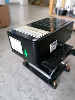 Sprachmodulierter Laser Empfänger auf einem Stativ