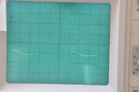 Abfotografierter Oszilloskop-Bildschirm mit Signalverlauf