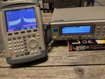 Rohde & Schwarz Spektrum-Analysator und Signalgenerator