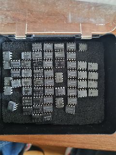 Sammlung von integrierten Schaltkreisen in einer Box
