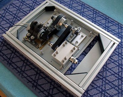 Mechanischer Aufbau mit Riemenantrieb und Motoren