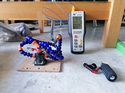 Thermometer mit Messfühler an blauem Perlenband