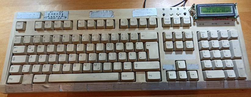 Alte Tastatur mit LCD-Display und Beschriftungen