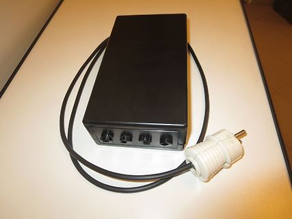Schwarzes Netzteil mit Kabel und Stecker