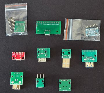Verschiedene kleine USB-Leiterplatten auf schwarzem Grund