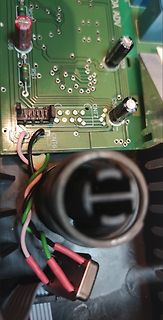 Foto einer Leiterplatte mit Elektrolytkondensatoren und Kabeln